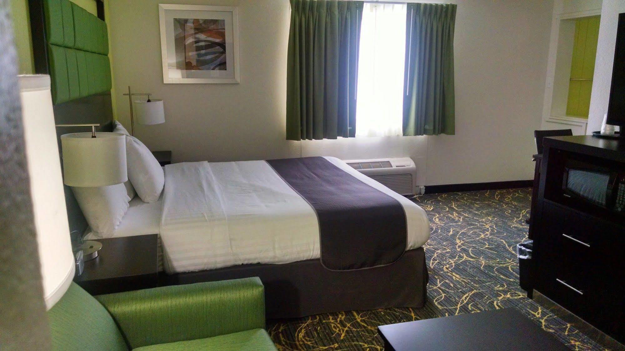 Americinn And By Wyndham Delafield-waukesha-milwaukee 4*