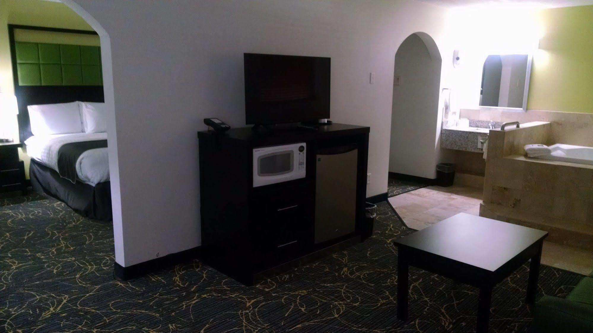 Americinn And By Wyndham Delafield-waukesha-milwaukee Hotel Delafield